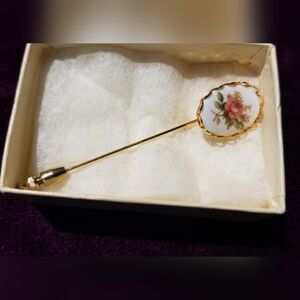 Elegant Gold Floral Brooch Pin. Vintage